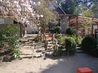 Kita Rasselbande - Außengelände, Garten, Pflanzen, Bäume, Treppen Kita Rasselbande - Außengelände, Garten, Pflanzen, Bäume, Treppen