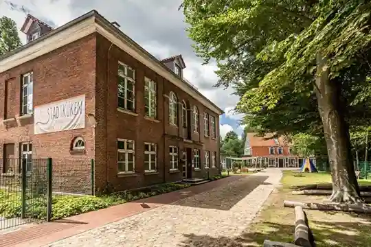 Stadtküken Kita Mühlenhof - Gelände, Außenbereich, Einrichtung, Haus, Anlage, Gehweg, Garten, Bäume, Tipi, Gebäude Stadtküken Kita Mühlenhof - Gelände, Außenbereich, Einrichtung, Haus, Anlage, Gehweg, Garten, Bäume, Tipi, Gebäude